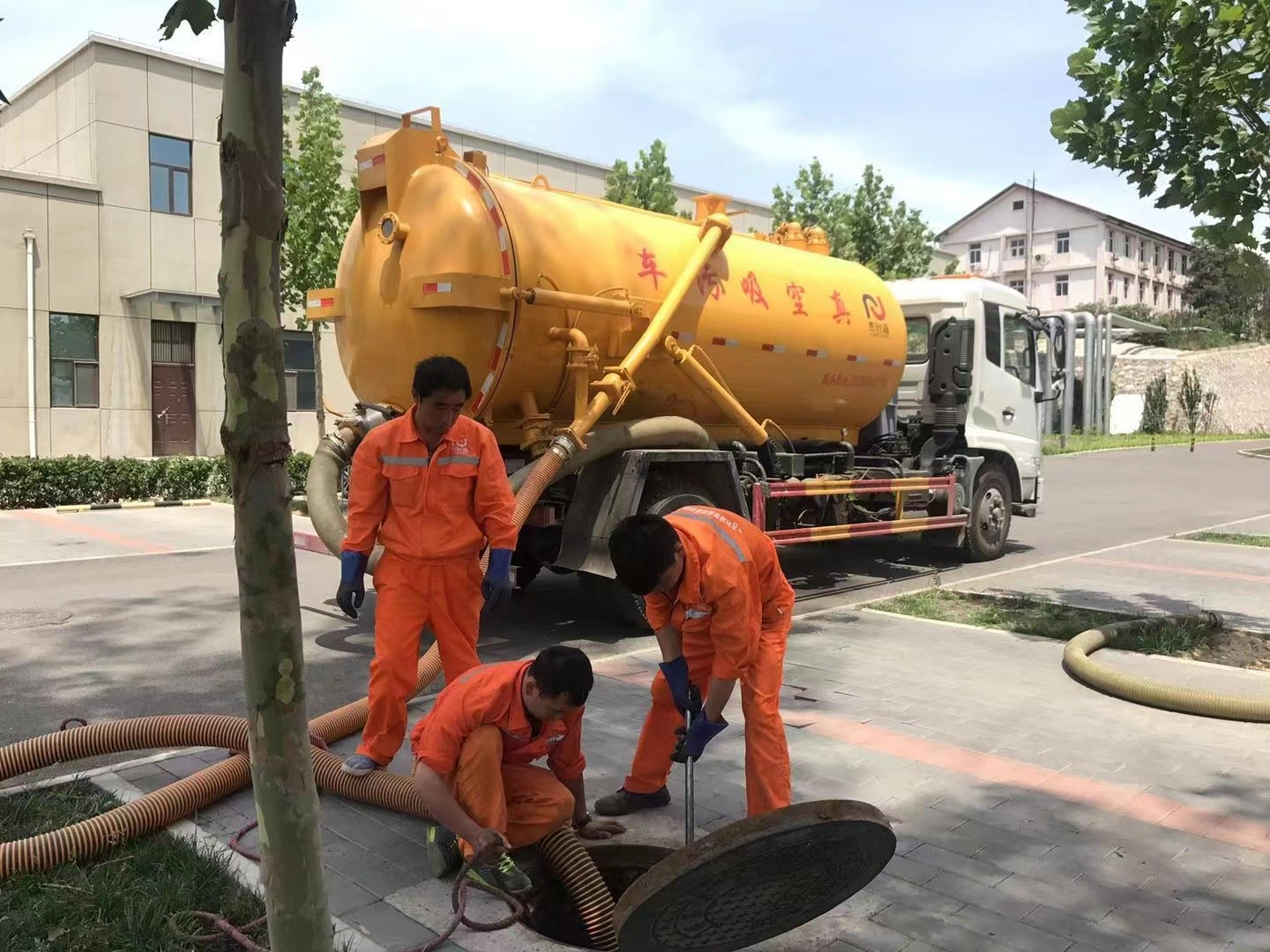 兴隆华侨农场管道疏通车停在窨井附近