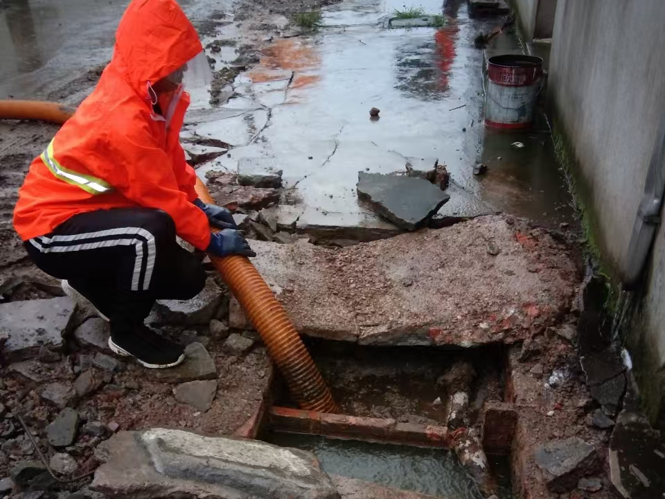 兴隆华侨农场专业清理污水池 炜誉市政以规范流程守护城市 “肠道”